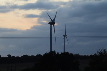 Eoliennes à 3 pales dans la commune de Saint Caradec - Côtes d'Armor - Bretagne - France