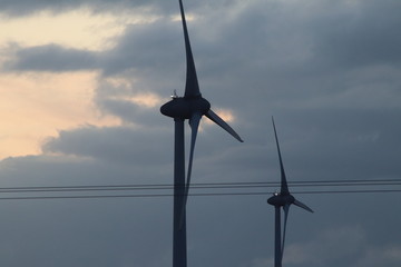 Eoliennes à 3 pales dans la commune de Saint Caradec - Côtes d'Armor - Bretagne - France