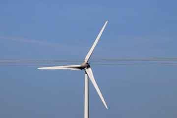 Eoliennes à 3 pales dans la commune de Saint Caradec - Côtes d'Armor - Bretagne - France
