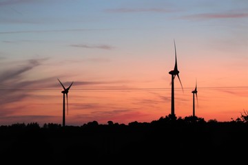 Obraz premium Eoliennes à 3 pales dans la commune de Saint Caradec - Côtes d'Armor - Bretagne - France