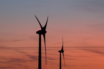 Eoliennes à 3 pales dans la commune de Saint Caradec - Côtes d'Armor - Bretagne - France