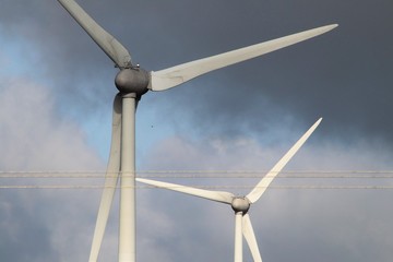Eoliennes à 3 pales dans la commune de Saint Caradec - Côtes d'Armor - Bretagne - France