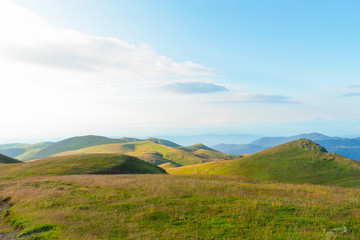 Fototapeta premium colline campi verdi con cielo azzurro estate