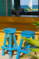 TABOURETS BLEU DEVANT BAR DE PLAGE TYPIQUE DES CARA&Iuml;BES AVEC VUE MER