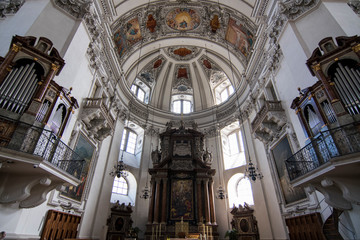 Obraz premium Różne widoki na panoramę Salzburga z twierdzą Hohensalzburg i rzeką Salzach latem, Salzburg, Salzburger Land, Austria