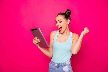 Naklejka premium Funny lady with e-reader in hands amazed by sale prices wear casual outfit isolated bright pink background