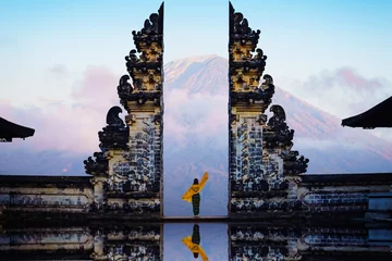 Foto op Plexiglas Bedehuis Vrouwelijke toerist bij tempelpoorten van de hemel