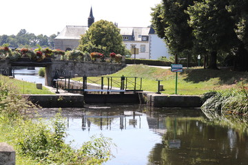Obraz premium Ecluse sur le canal de Nantes à Brest dans la ville de Pontivy - Département du Morbihan - Bretagne - France
