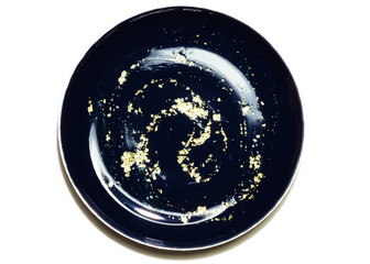 Dunkelblauer glänzender Nagellack mit Gold-Partikel in rundem Topf auf weissem Hintergrund