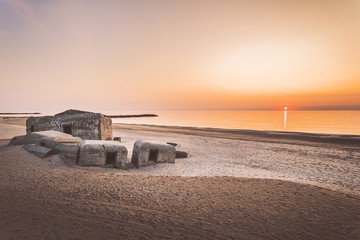 Sonnenuntergang am Atlantik Wall der Nordsee bei Thyboron in Dänemark