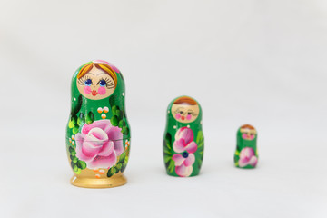 Trois poupées russes sur fond blanc