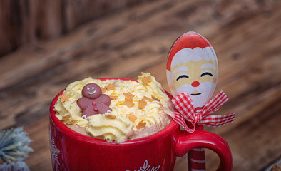 Weihnachtlicher Kakao mit Zimt und Sahne Hintergrund 