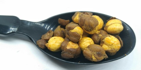 A picture of salty chickpeas on black spoon