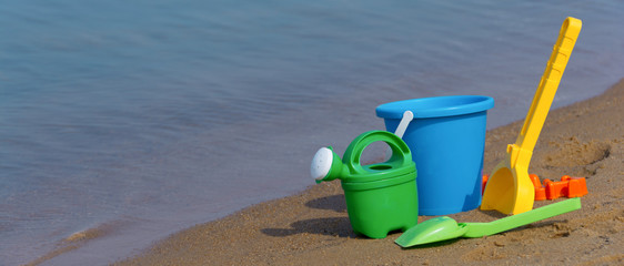 Buntes Sandspielzeug am Strand