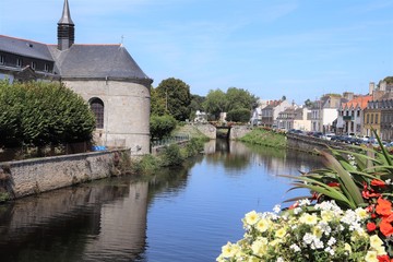 Fototapeta na wymiar Le canal de Nantes à Brest dans la ville de Pontivy - Département du Morbihan - Bretagne - France
