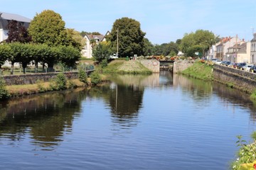 Fototapeta na wymiar Le canal de Nantes à Brest dans la ville de Pontivy - Département du Morbihan - Bretagne - France