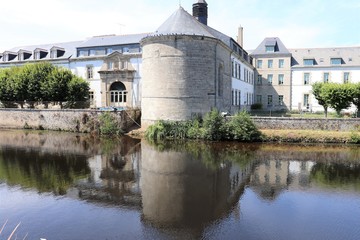 Le canal de Nantes à Brest dans la ville de Pontivy - Département du Morbihan - Bretagne - France