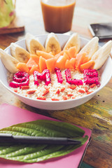 Desayuno colorido con bowl de frutas en verano en Bali