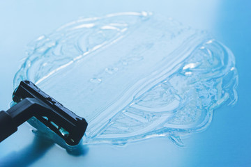 ppシートに塗り広げたシェービングジェルをカミソリで削いだ跡