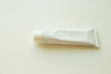белый тюбик зубной пасты на белом фоне 