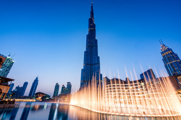 Fonteinen in winkelcentrum Dubai met uitzicht op het stadsbeeld en de gebouwen van Dubai