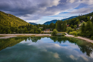 Fototapeta na wymiar Lago di Jasna nei pressi di Kranjska Gora