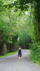 Petite fille marche seule
