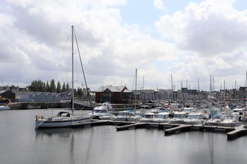 Fototapeta premium Port de plaisance dans la ville de Paimpol - Département des Côtes d'Armor - Bretagne - France