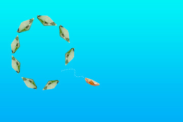 Geldscheine als Boote, die auf unterschiedliche Art auf blauem Hintergrund zeigen. Geschäft für...
