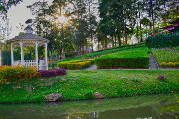 Obraz premium The house is surrounded by mountains, surrounded by nature and trees, which are quiet and beautiful. With lawn and sitting area