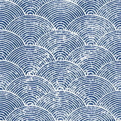 Wellenförmiges nahtloses Muster. Japanischer Druck von Seigaiha. Blaues und weißes Marineornament für Textilien. Vektor-Illustration.