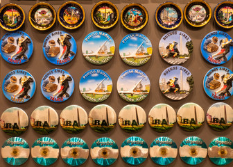 Pins that tourists buy and carry as souvenirs related to tango, the typical Buenos Aires dance, the obelisk or the colors of the national flag.