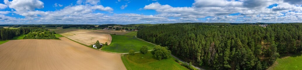 Panoramaluftaufnahme von Felder, Wiesen und Wälder in der Fränkischen Schweiz/Deutschland