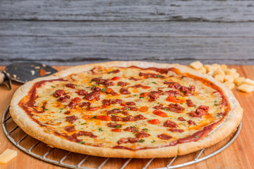 Rica Pizza de muzzarela y peperoni casera lista para comer