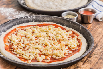 Rica Pizza de muzzarela casera lista para comer