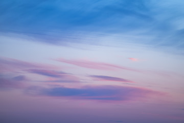 Obraz premium sunset background. sky with soft and blur pastel colored clouds. sunshine through the gradient cloud on the beach resort. nature. sunrise. peaceful morning