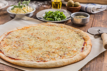 Rica Pizza de muzzarela  casera lista para comer