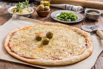 Rica Pizza de muzzarela casera lista para comer