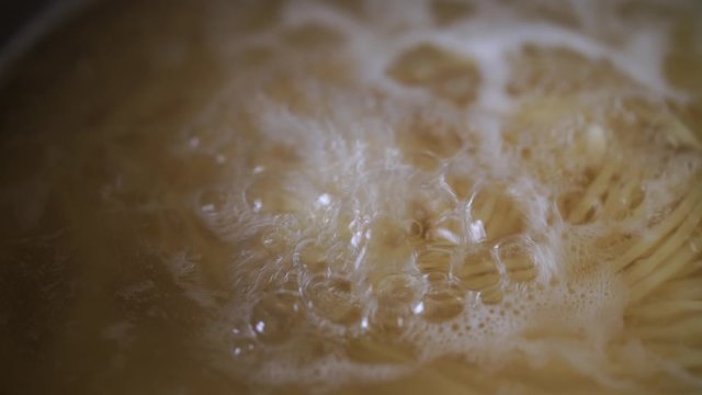 Nudelwasser kocht und brodelt