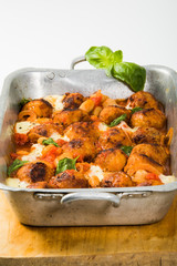 Auflauf mit Mini-Frikadellen, weißen Riesenbohnen, Tomaten, Basilikum und Mozarella