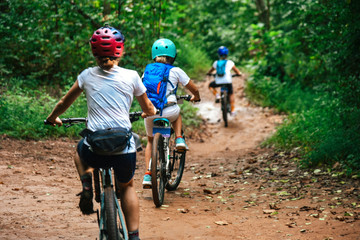 Female mountain bikers in Tennessee