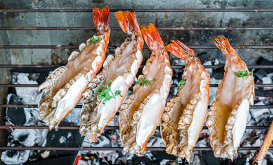 Grilling fresh big shrimps or prawns on the stove.