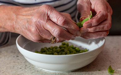 Shelling peas