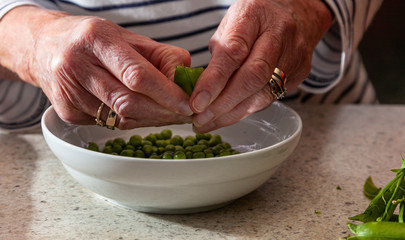 Shelling peas