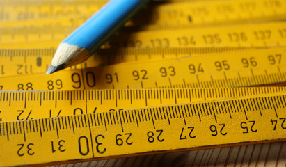 Zollstock und Bleistift