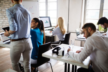 Obraz premium Successful happy group of people learning software engineering and business during presentation