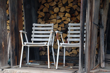 Duo de chaises près du bois
