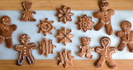 Decorated gingerbread stars, men and teddy bears
