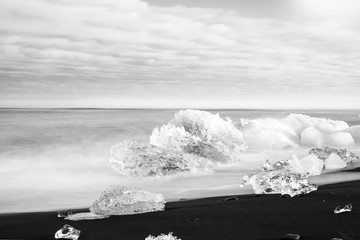 hielo  en la orilla de la diamond beach en islandia