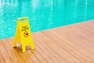 Naklejka premium warning sign at the edge of swimming pool